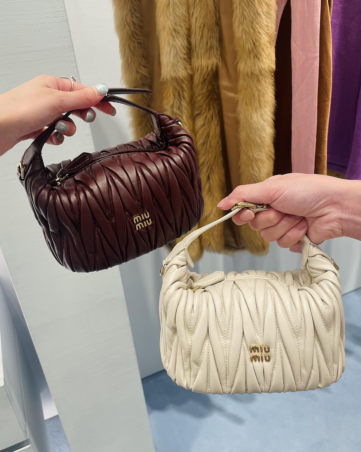 Miu Miu Matelass&eacute; 納帕軟皮化妝包，經典皮革工藝手腕袋