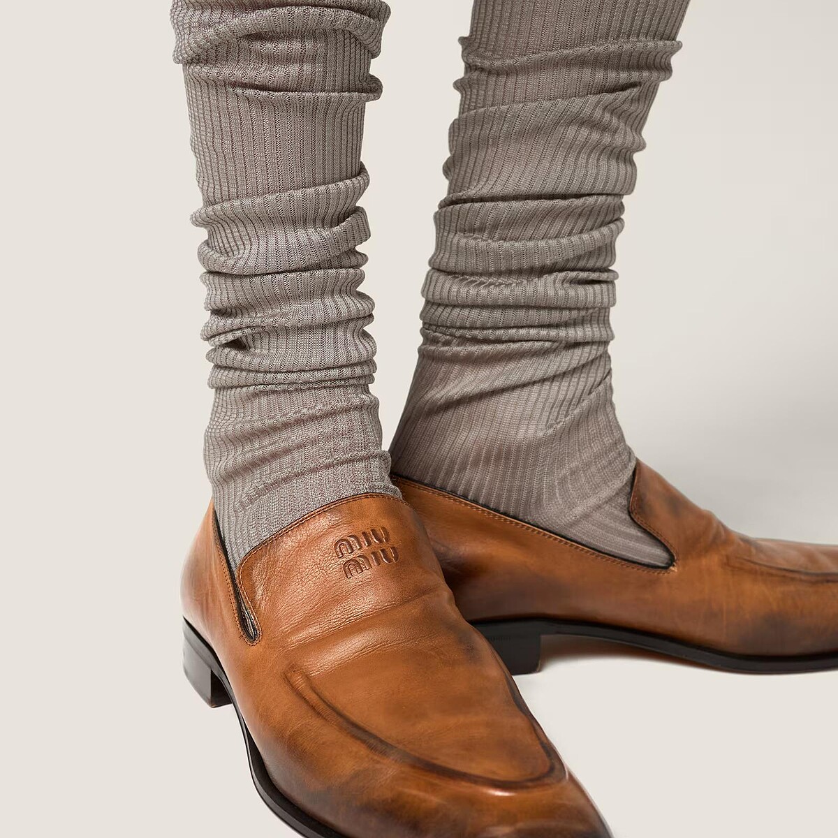 Miu Miu 2025秋冬皮革樂福鞋，採用修長流線造型與打蠟小牛皮