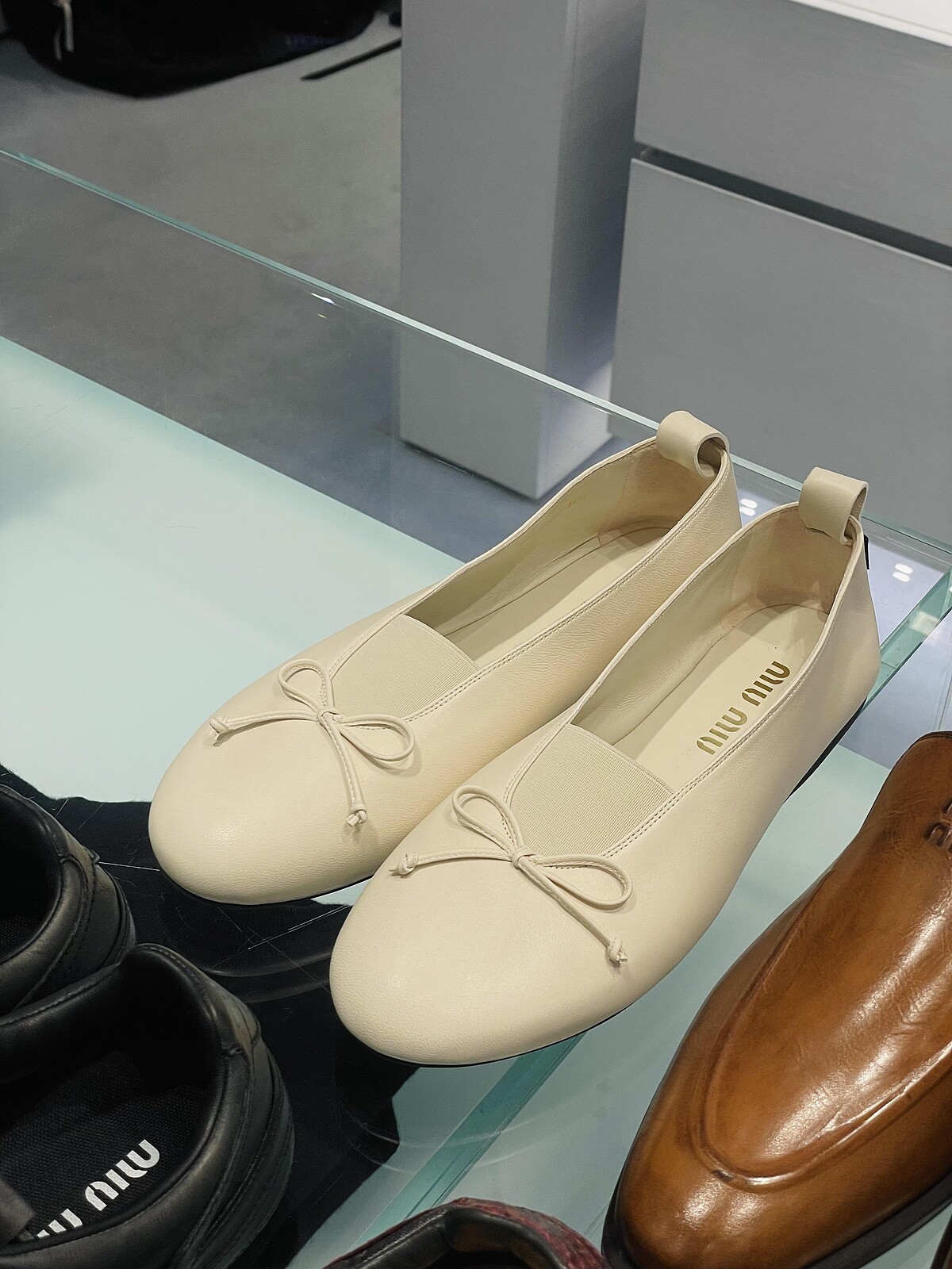 Miu Miu &Eacute;lan 納帕軟皮芭蕾舞鞋，腳背飾有彈性布料