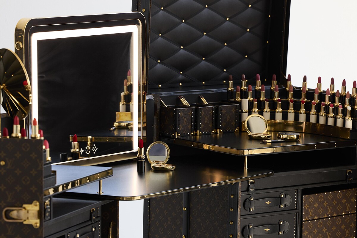 LV打造了一款非凡的化妝硬箱：一件梳妝台藝術傑作，向路易威登二十世紀初的訂製化妝箱致敬，也呼應麥格拉斯後台的專業彩妝工作站。 