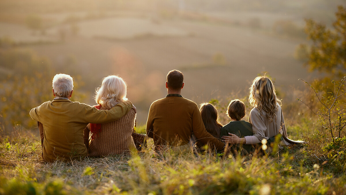 2025農曆七月初一鬼門開！6大「趨吉避凶秘法」快筆記，艾草護身、熱水驅陰都有效