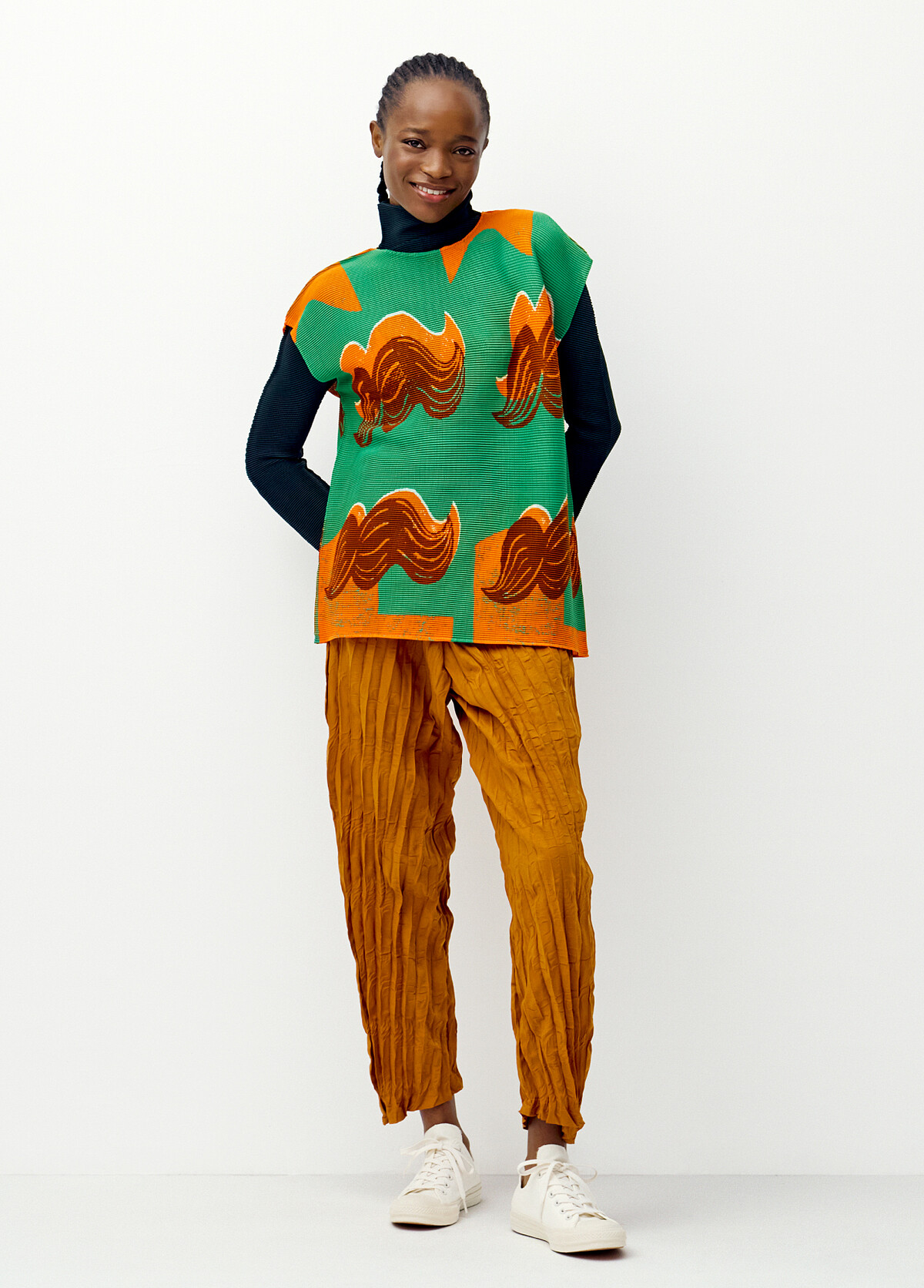 BANGS圓領包袖上衣、WHIPPED PLEATS BOTTOM直筒褲。