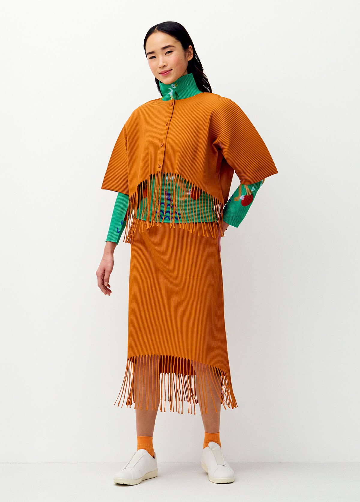 FRINGE PLEATS圓領開釦外套、FRINGE PLEATS中長裙。