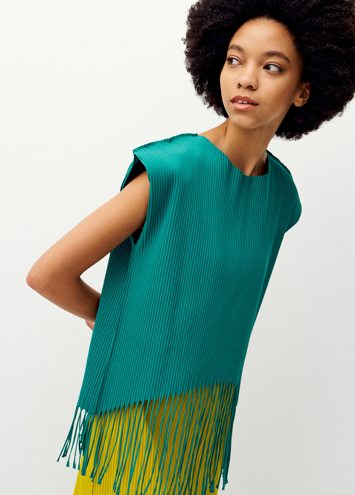 FRINGE PLEATS圓領包袖上衣。