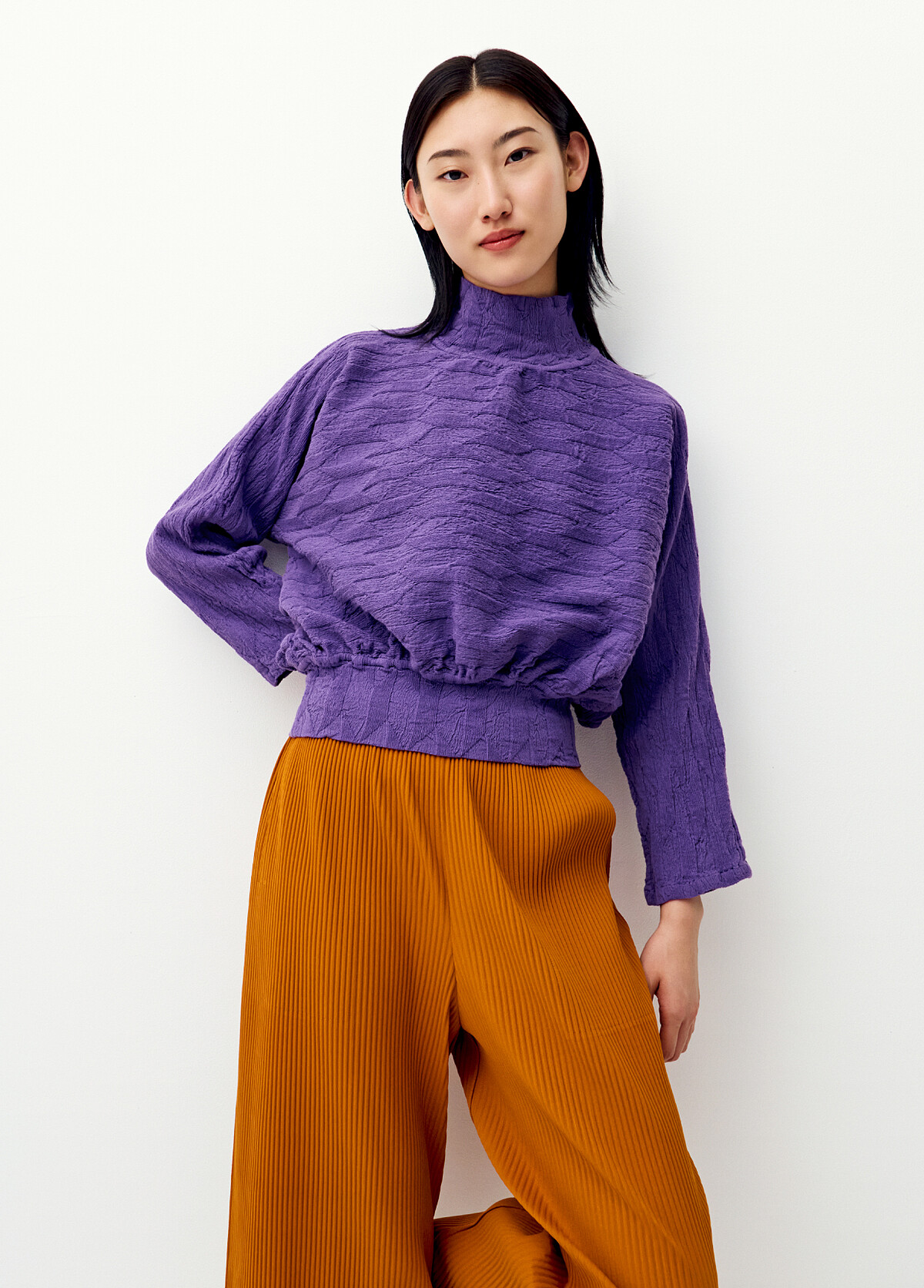 KNIT LIKE CLOTH高領長袖上衣、FINE KNIT PLEATS COLOR 2寬管褲。