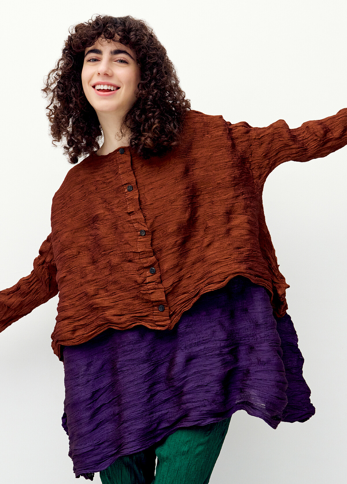 TWIST SEE-THROUGH CREPE圓領開釦外套、TWIST SEE-THROUGH CREPE圓領長版上衣。