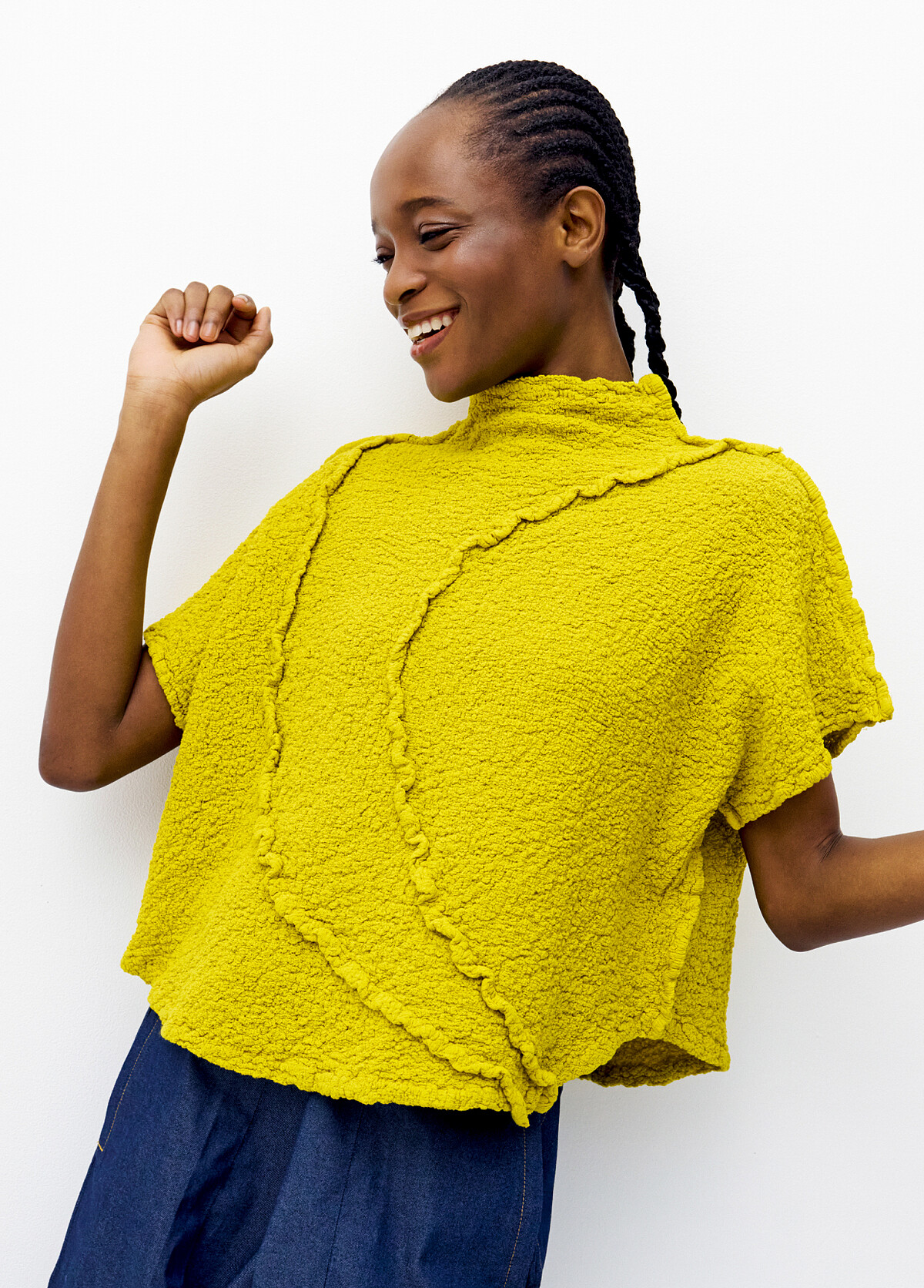 LINE CAULIFLOWER高領短袖上衣。