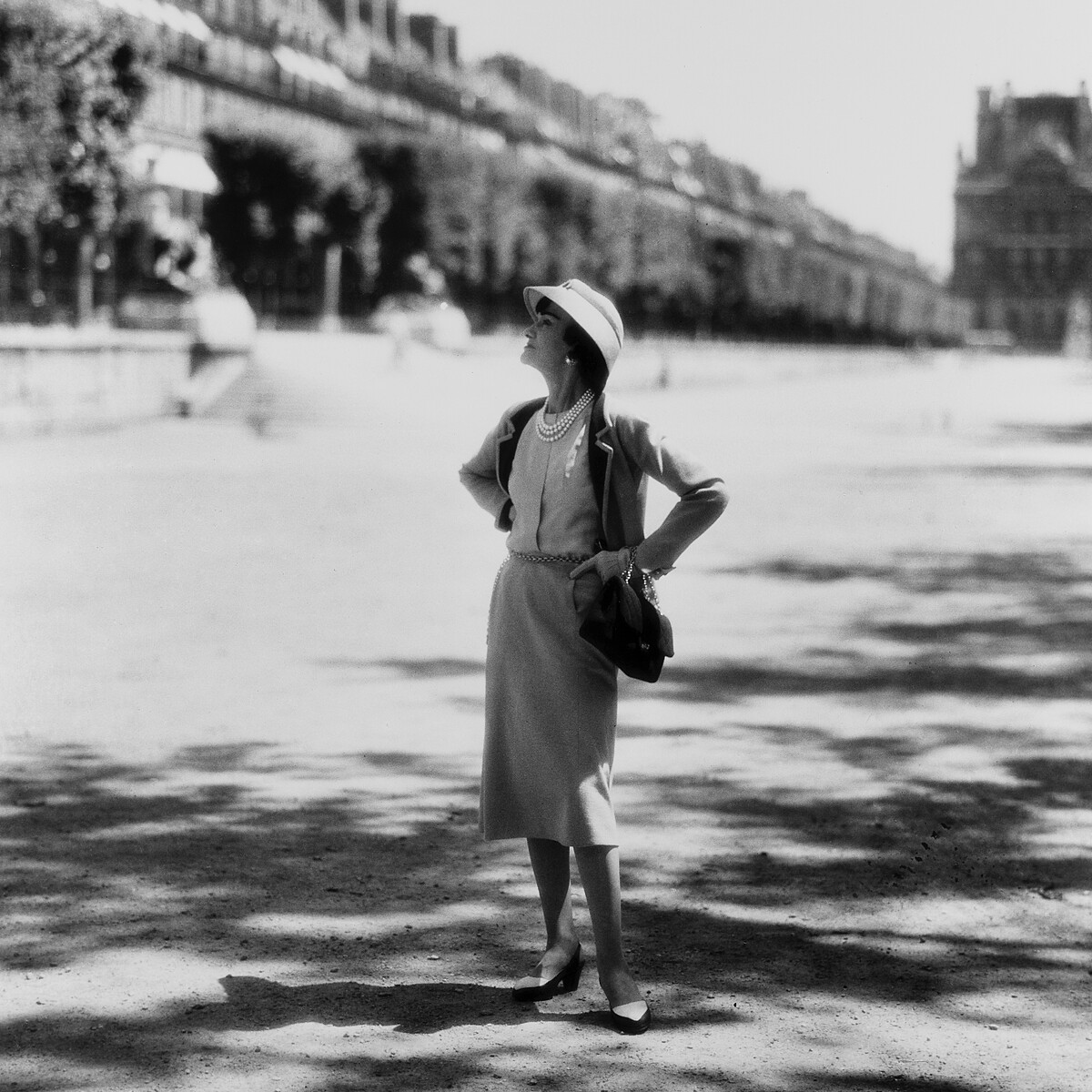 香奈兒女士的黑白肖像。