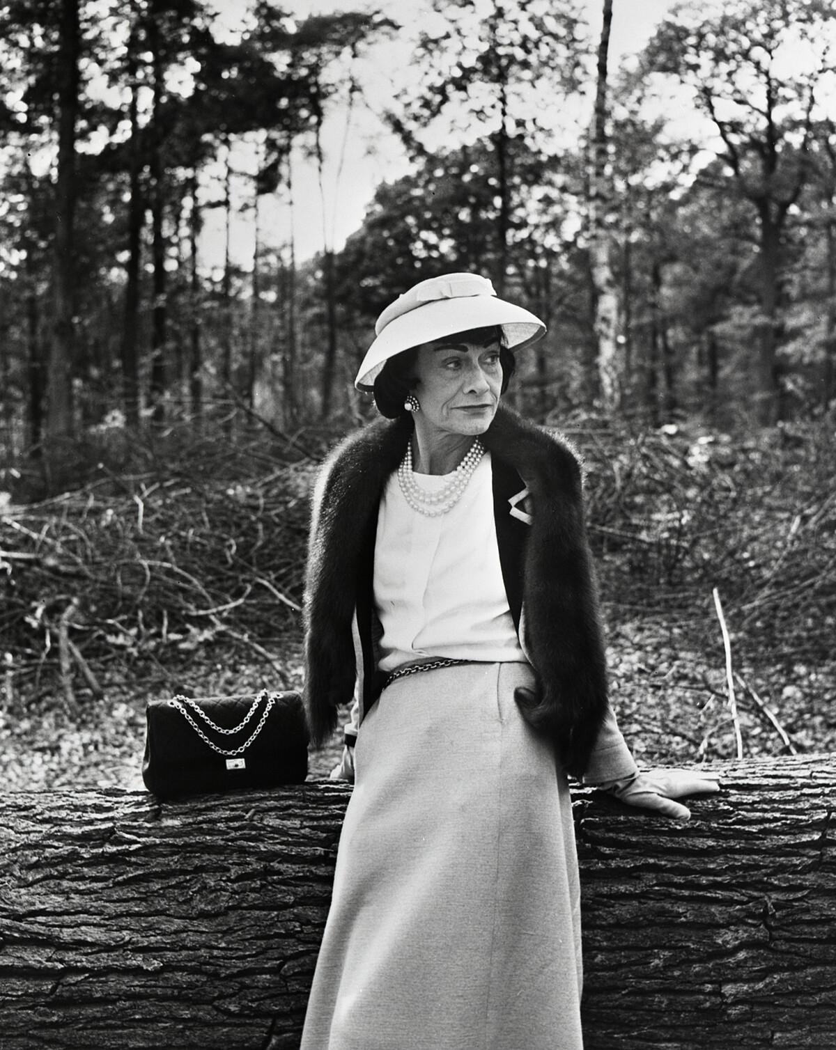 經典的香奈兒 2.55 包款,搭配金屬鍊條