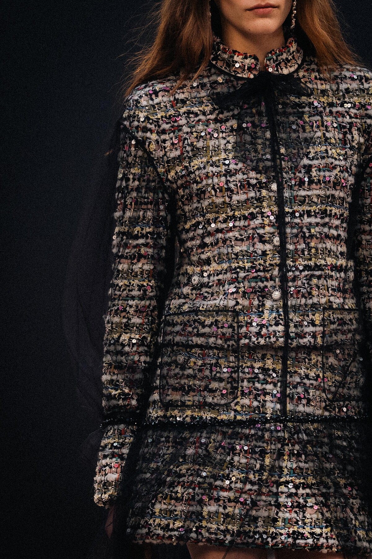 由卡爾·拉格斐重新詮釋的香奈兒小黑外套,加入亮片與羽毛等元素