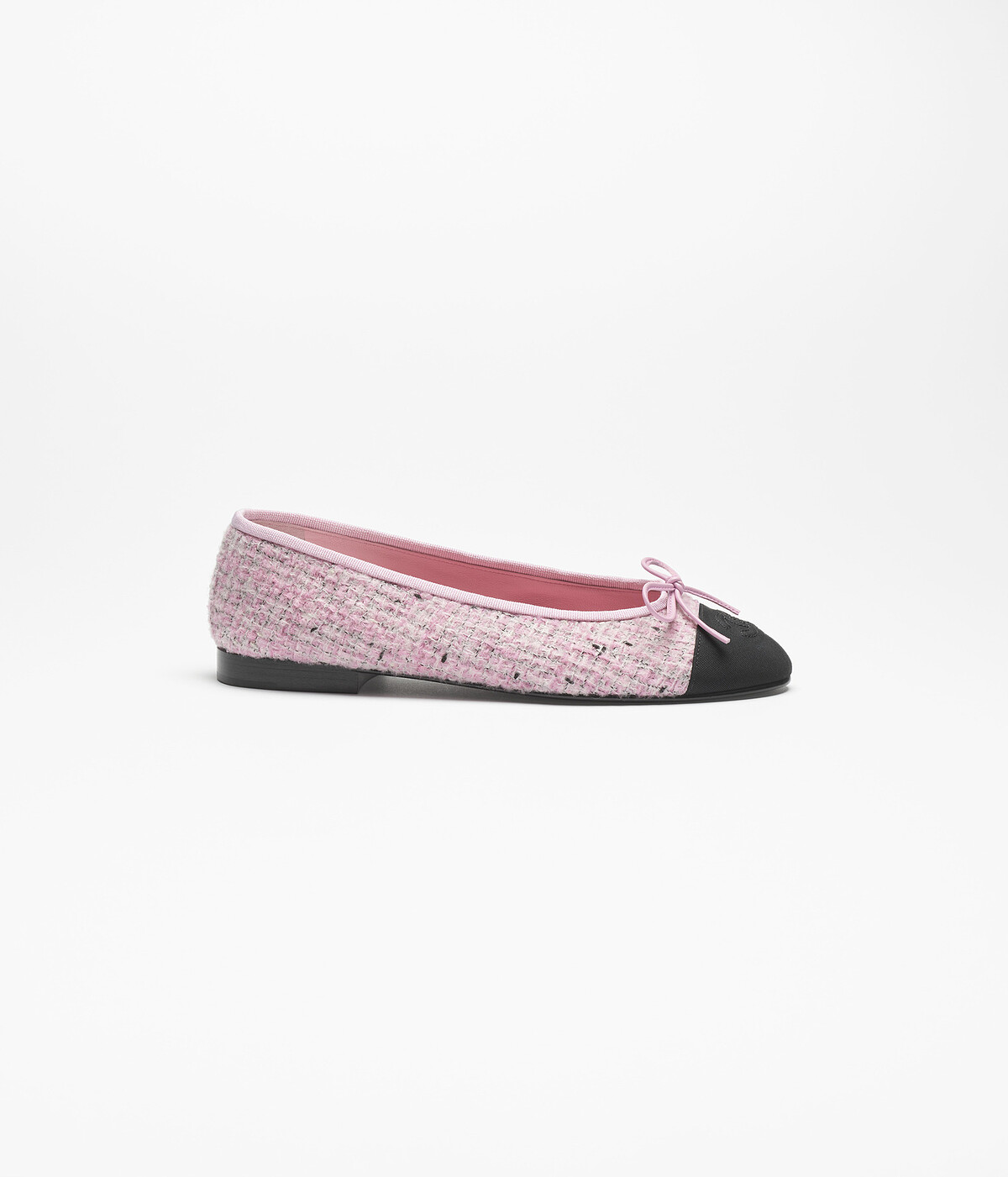 香奈兒雙色鞋的設計細節,包含米色鞋身與黑色鞋頭