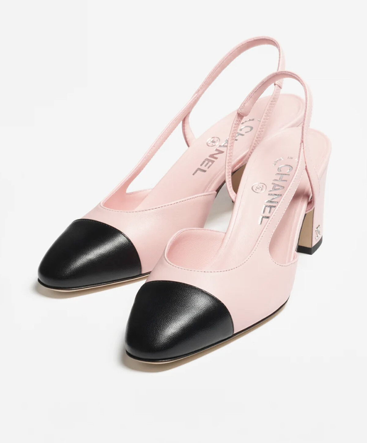 香奈兒雙色鞋的不同款式,包含芭蕾舞鞋與長靴