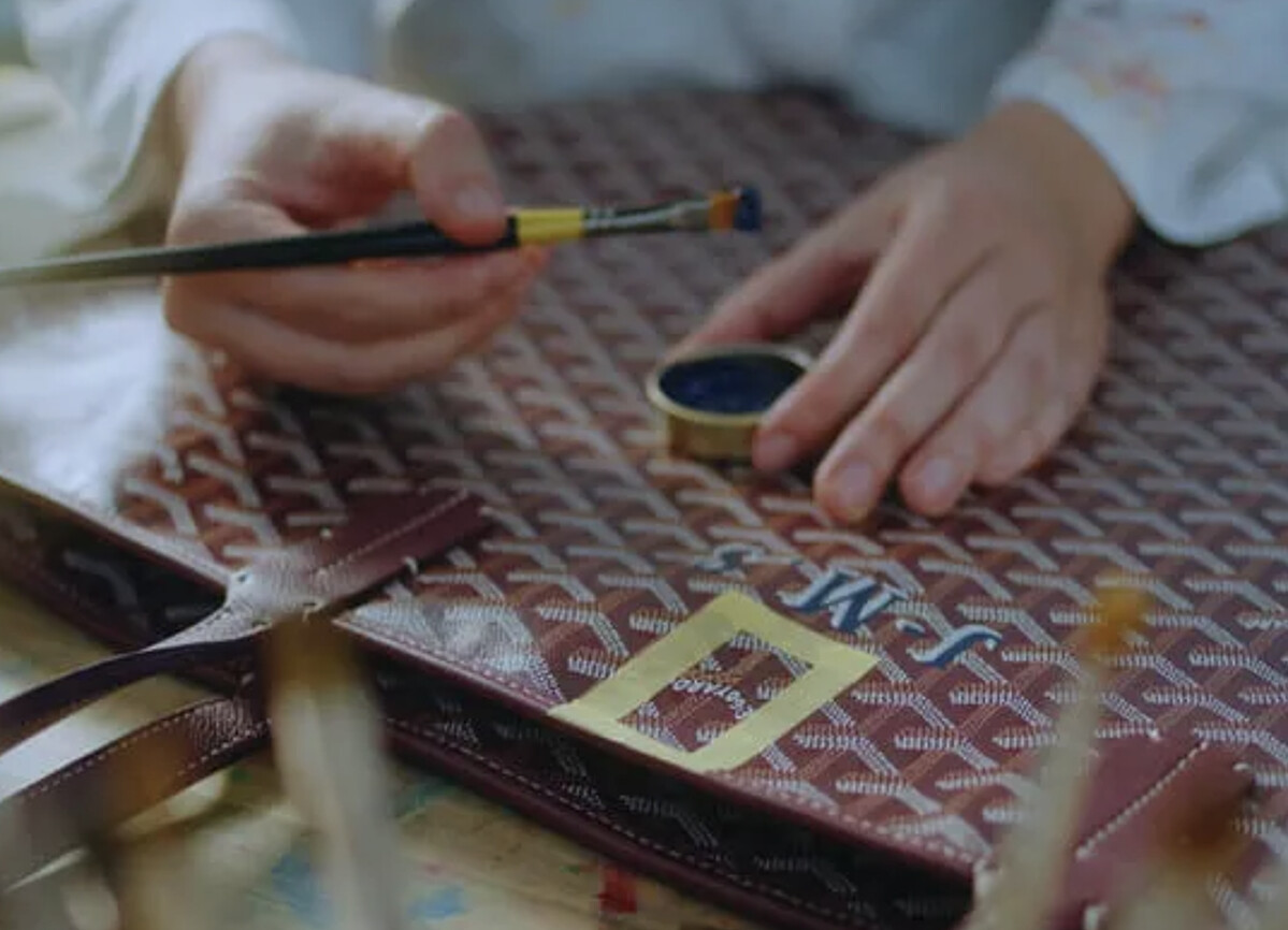 Goyard包款之所以迷人，除了精緻的製作之外，還有其專屬印記的個人化訂製服務。