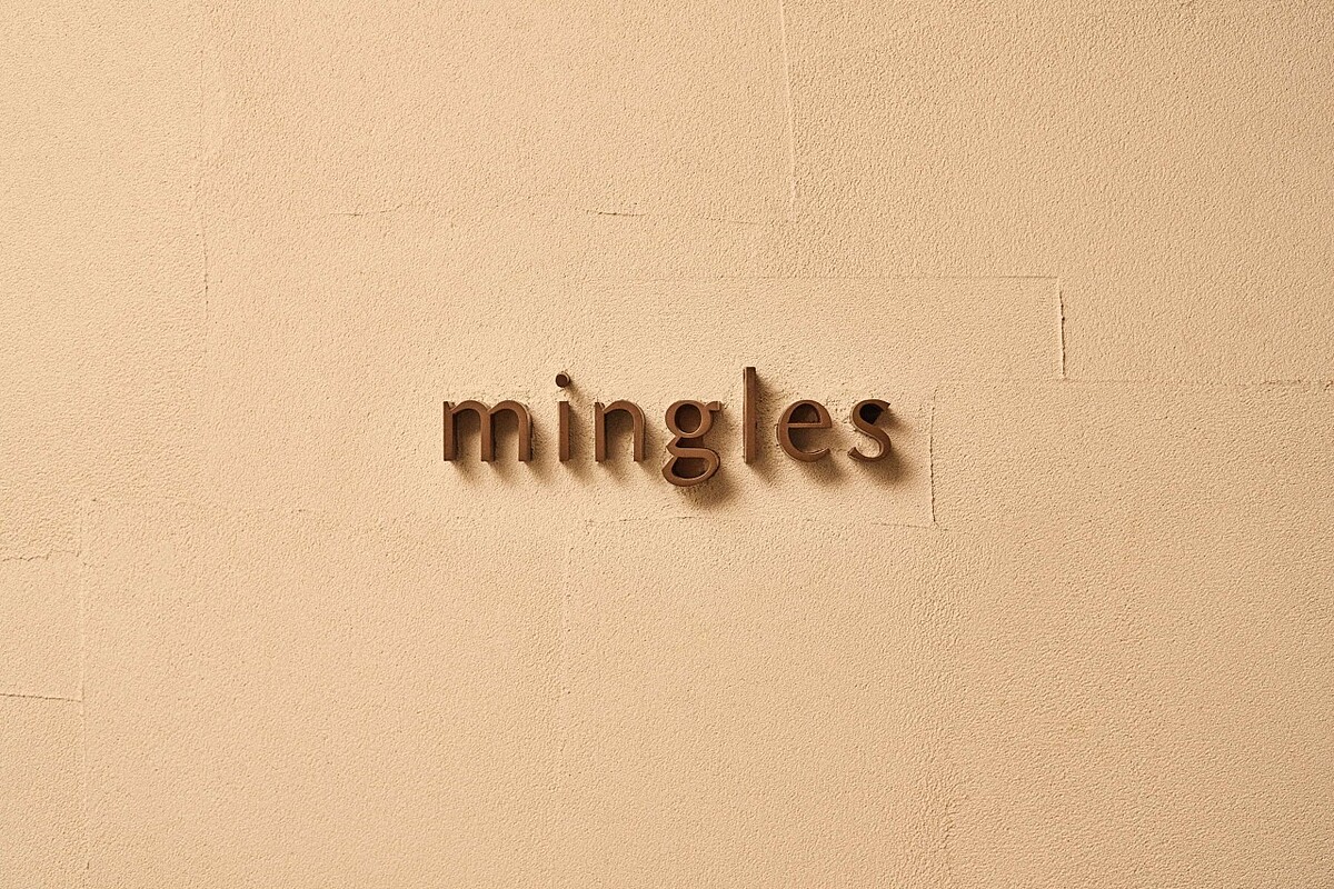 「Mingles」，其源自「mingling」一詞，有著融合之意，象徵他希望透過餐桌讓傳統與現代交會，也讓韓食與世界文化對話。