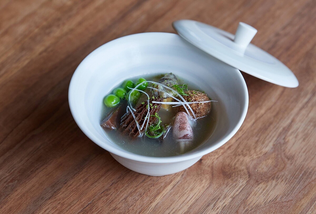 Mingles餐廳經典料理「Mingling Pot」展現姜珉求主廚將創意與韓國傳統廚藝完美結合的匠心之作。