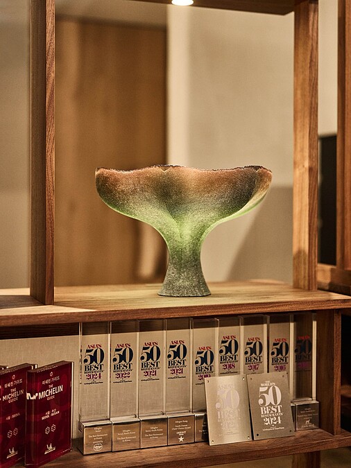 Mingles餐廳2016年起連續多年入選《亞洲 50 大最佳餐廳》，2021年名列亞洲第 10、韓國第 1。2017年起更年年獲得米其林星級肯定，2025年榮登三星寶座，成為韓國當年度唯一一間三星餐廳。