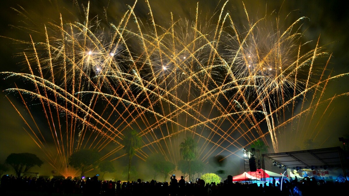 「2025台中石岡熱氣球嘉年華」會施放8分鐘煙火秀！