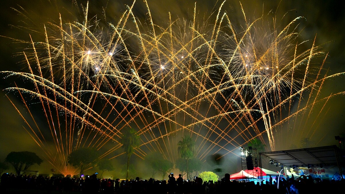 「2025台中石岡熱氣球嘉年華」會施放8分鐘煙火秀！