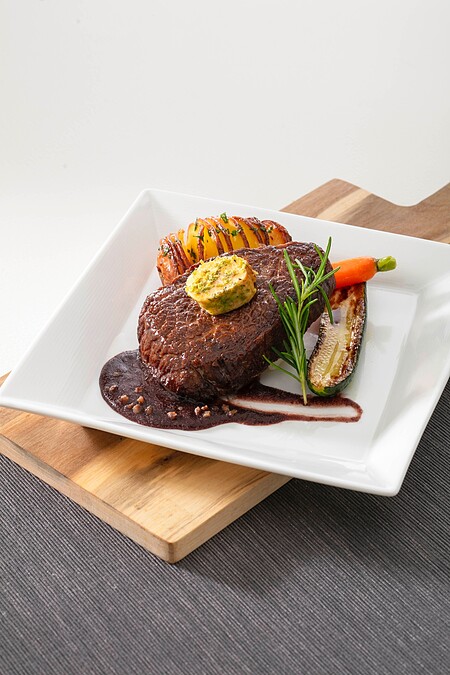 「炙燒A5和牛肋眼搭配波特酒醬與烤牛骨髓」。