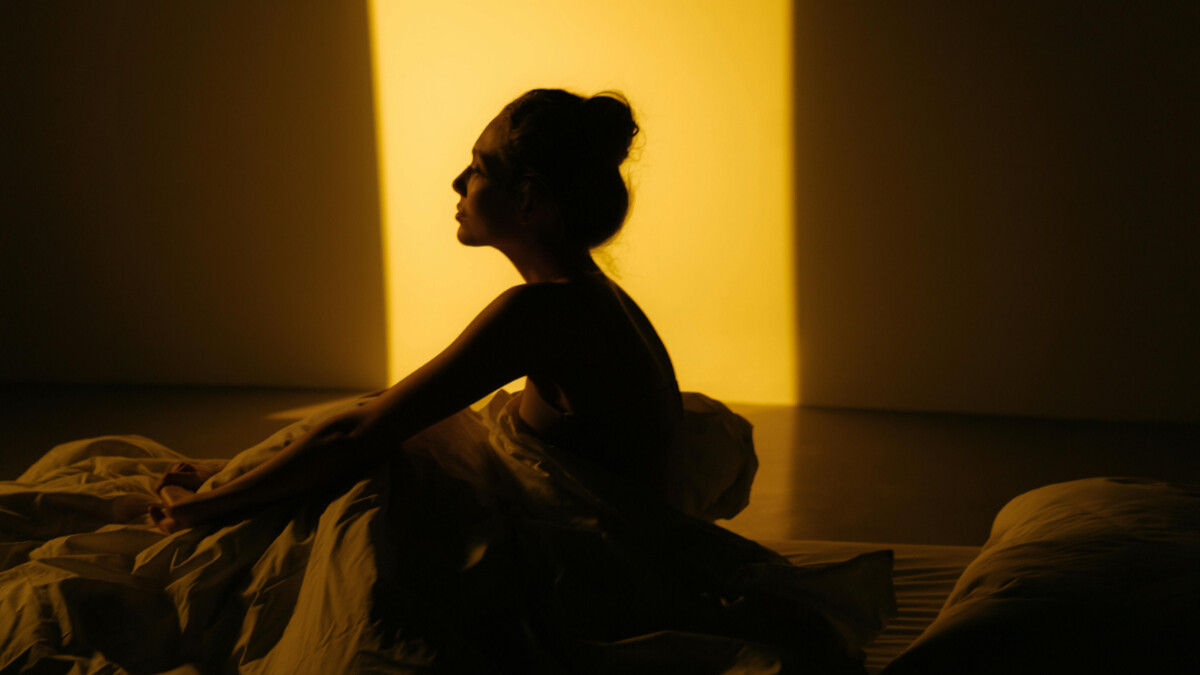 半夜經常被潮熱盜汗”烤醒” 然後好難睡？5個飲食技巧+4個生活習慣幫妳涼下來，女生一定要知道！