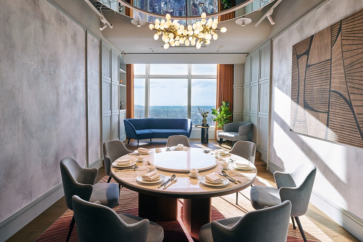 餐廳設有六間獨立包廂，分別以玉山、雪山、大霸、奇萊、稍來與南華台灣六座名岳命名。