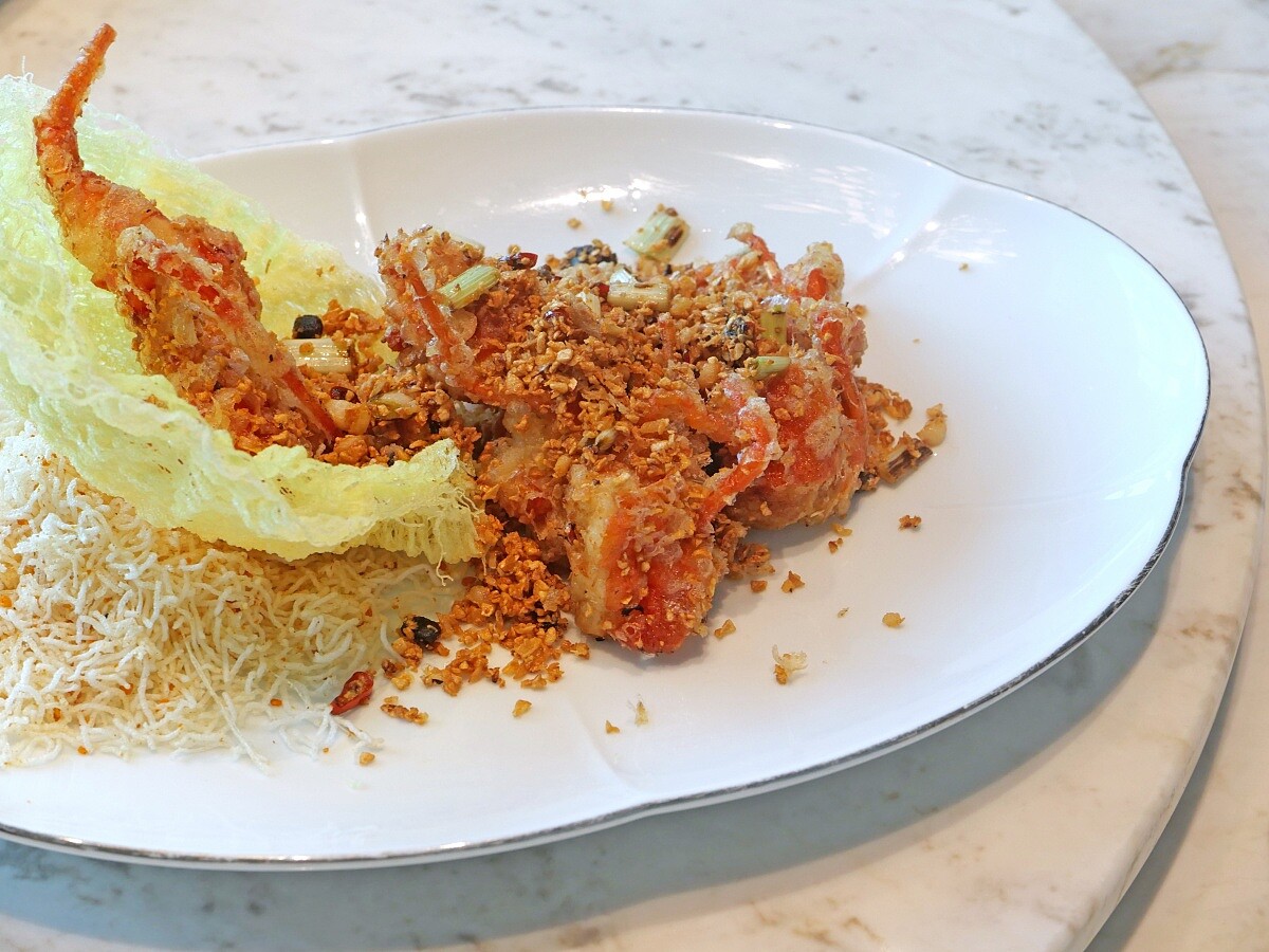 「避風塘炒軟殼龍蝦」說的則是香氣與鑊氣的學問。