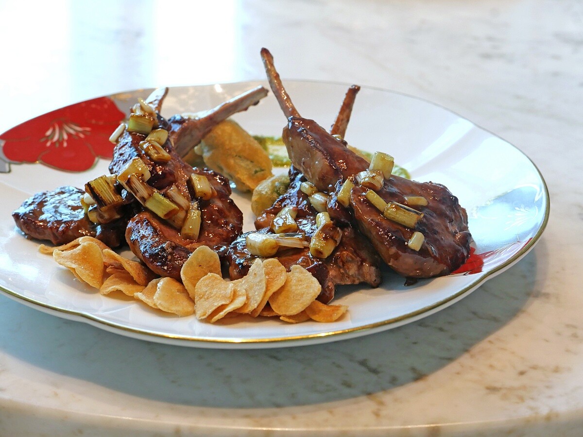 「香菜青醬燒紐西蘭高地和羊排」有中餐與西餐融合的樣貌。