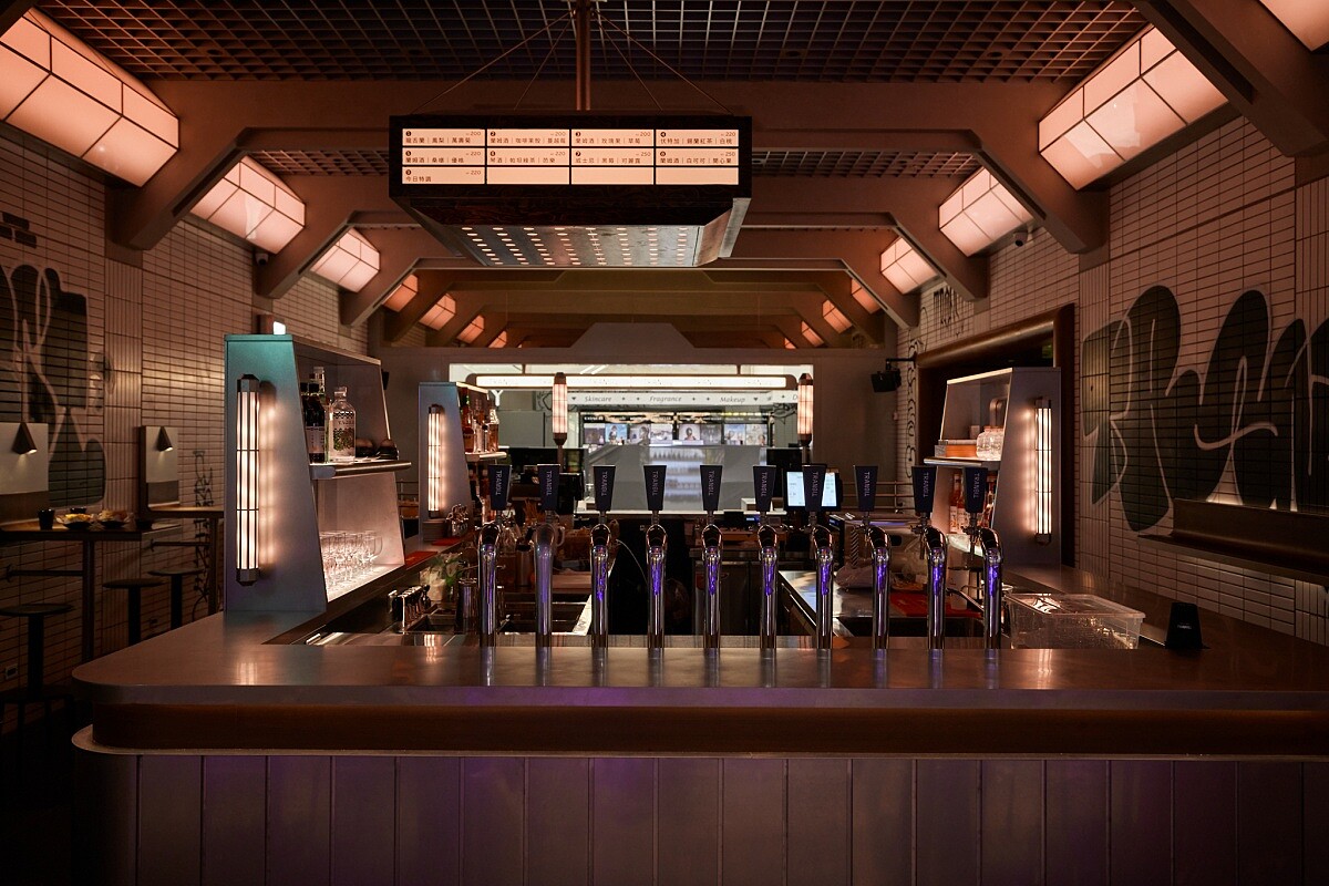 空間融合咖啡館文化與地下鐵酒吧氛圍。