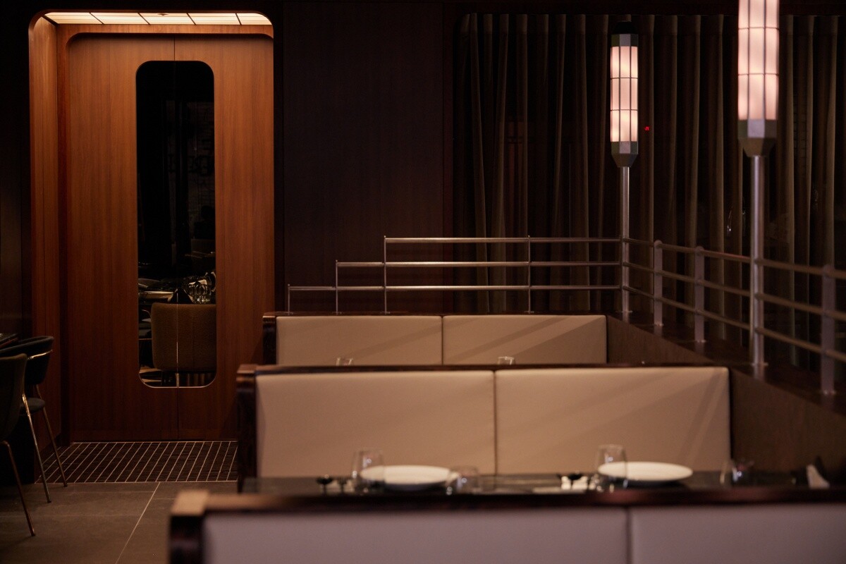 「Transit」不追求單一氛圍，反而強調各種時間轉場。