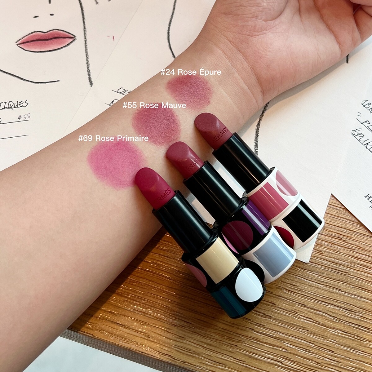 愛馬仕美妝2025秋冬限量珍藏版唇膏手部試色。