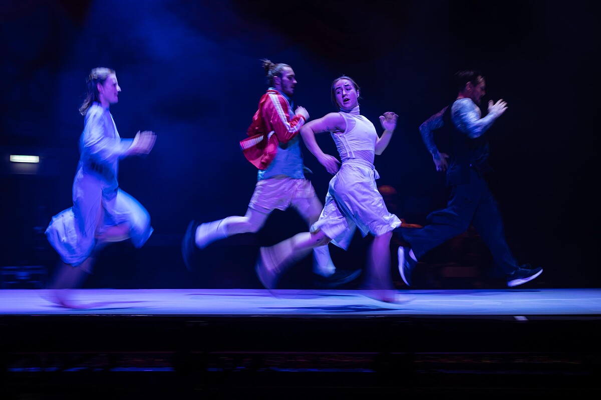 表演者在十公尺的跑步機上，重現當代人奔跑、騎車、吃飯等日常，甚至大秀高難度雜耍。&copy;Lukas Biba