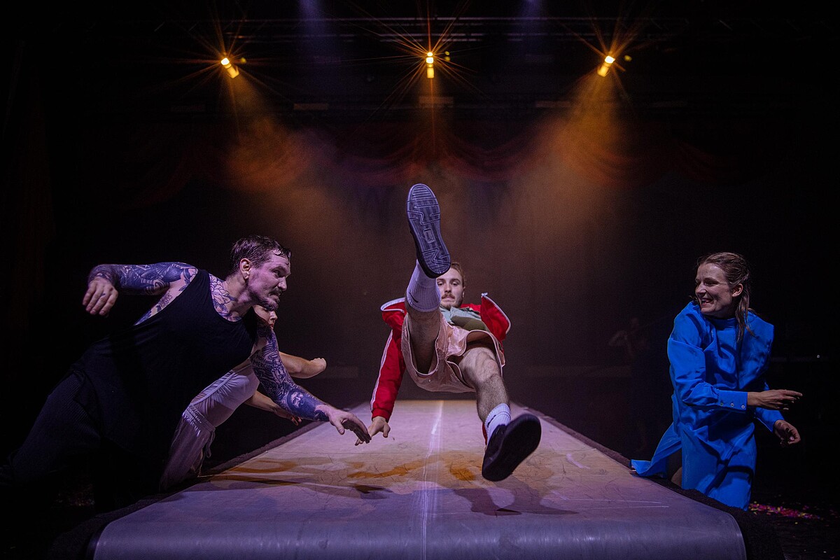 表演者在持續變速的跑步機上，以驚人的平衡感展現高難度動作，分秒刺激著觀眾的腎上腺素。&copy;Lukas Biba