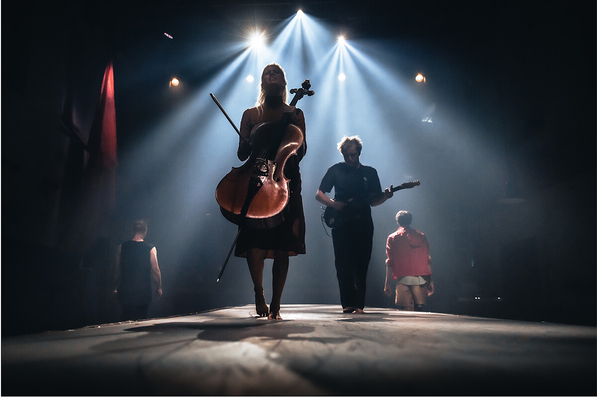 兩位音樂家以提琴、鍵盤和吉他，現場演奏原創音樂，帶動著現場觀眾的情緒。&copy;Petr Chodura