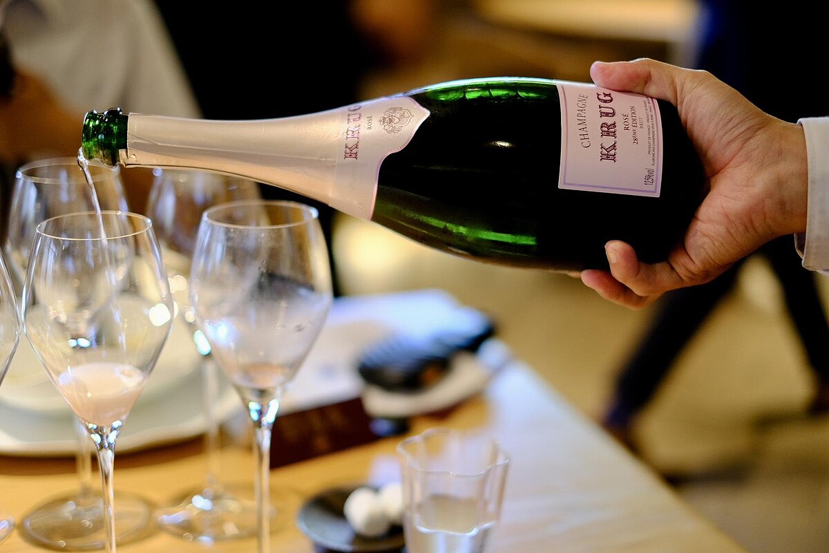 美麗佳人提醒您：喝酒不開車，飲酒過量有礙健康