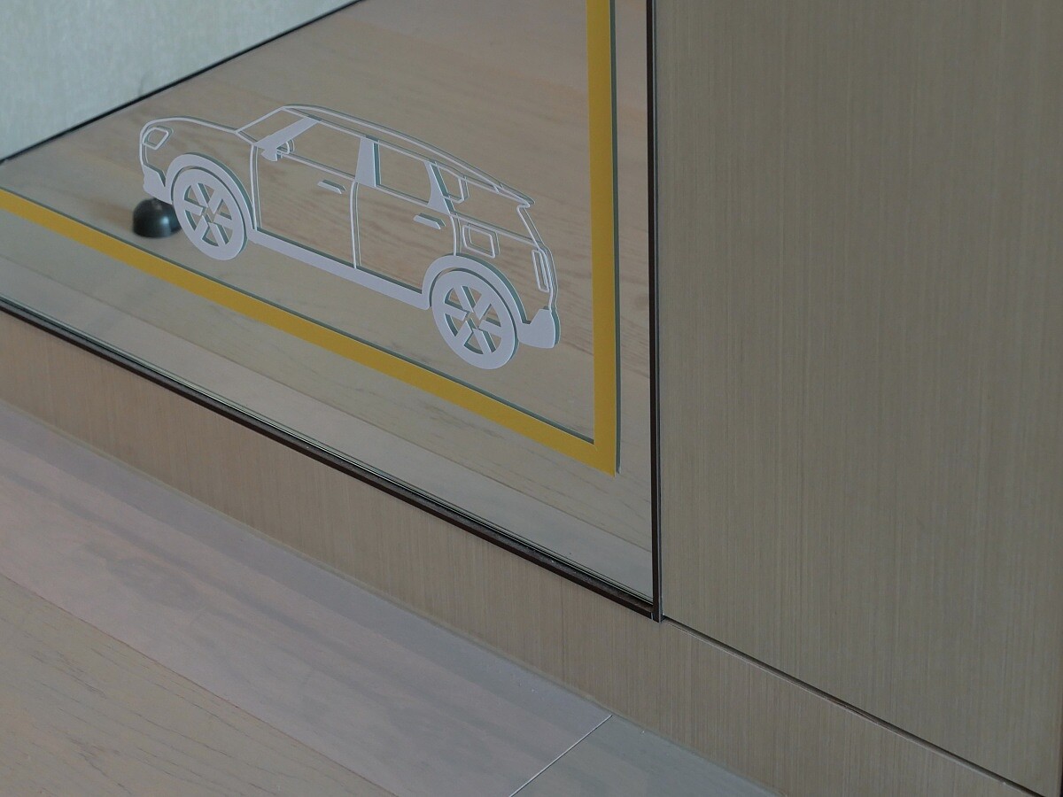 以 Mini 車款的線條裝飾鏡面。