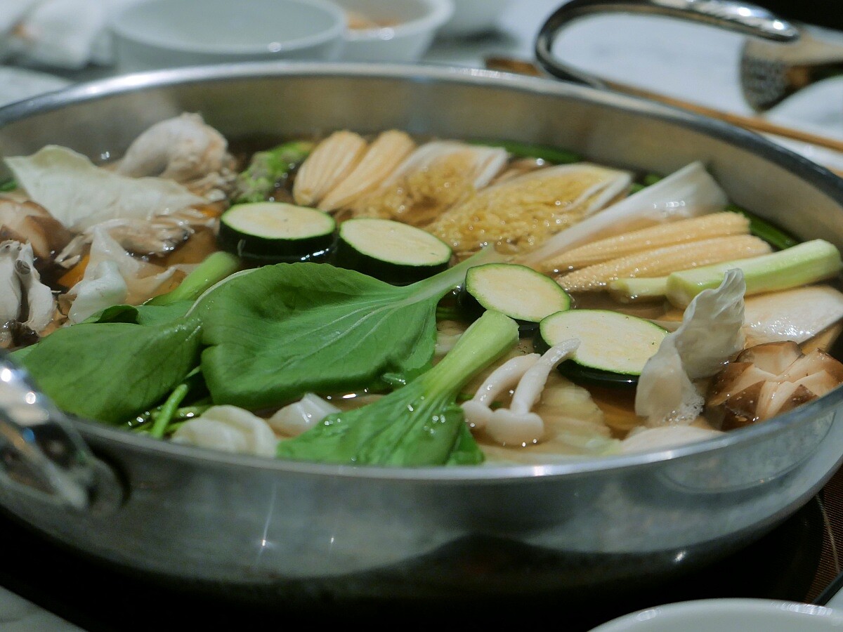 餐期中將由專業人員親自桌邊服務，從上菜節奏到海鮮處理與肉品火候的掌握，都展現對食材的細膩講究。