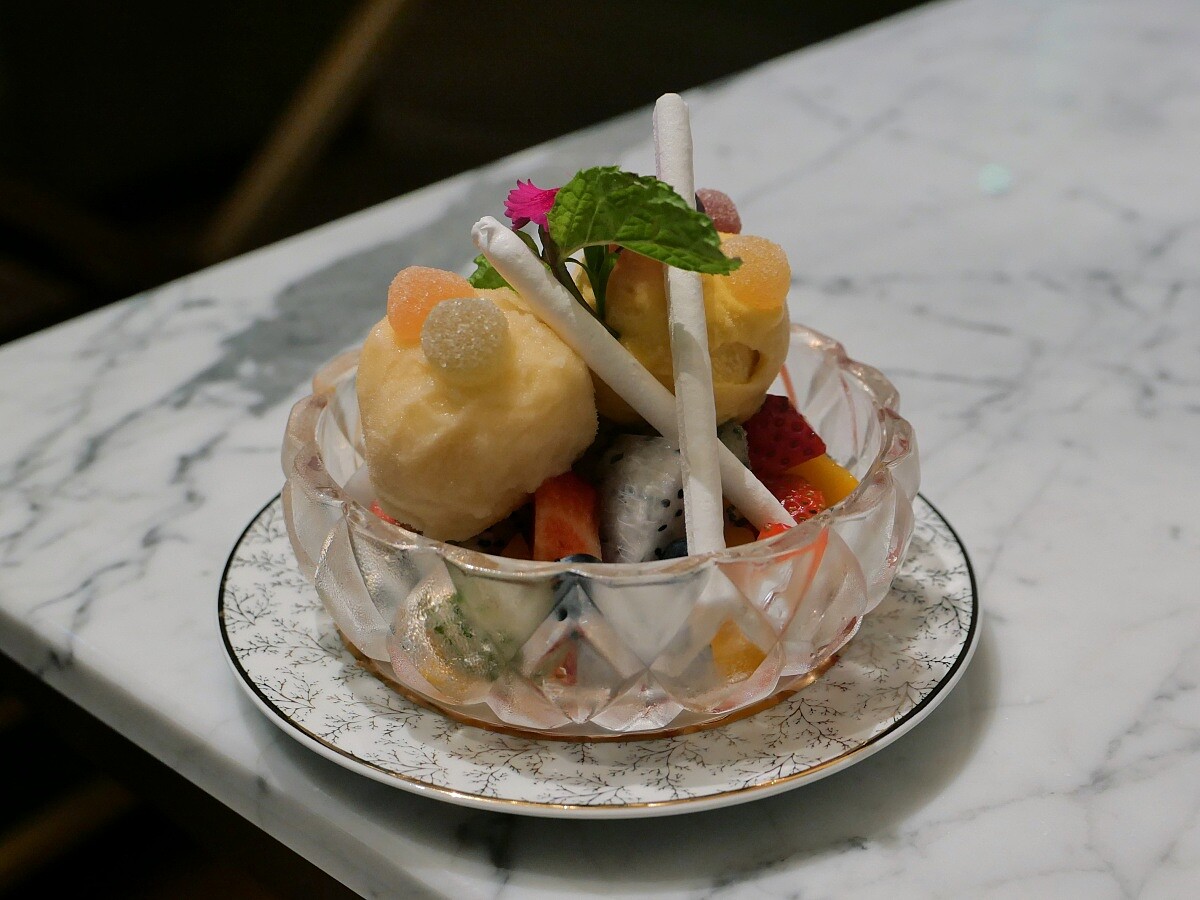 就連最後的甜品也不馬虎，客人能自由挑選配料，作為晚餐甜美的收尾。