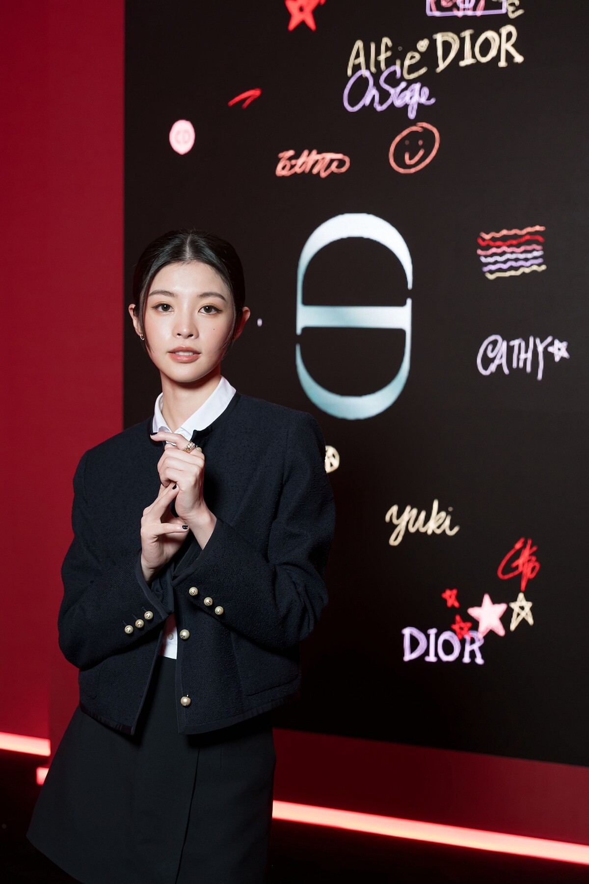 藝人詹子萱出席迪奧巨星之夜,在紅毯簽名牆前。