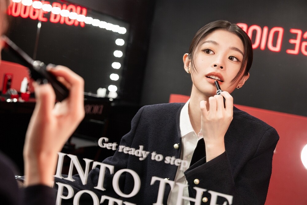 藝人詹子萱出席迪奧巨星之夜,演繹#222焦糖裸杏。