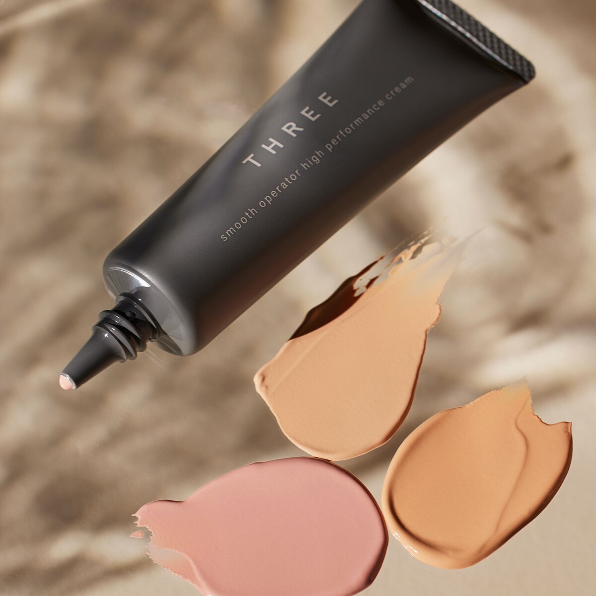 THREE晶透絲霧粉凝霜SPF50+/PA++++ (全3色)30g，NT1,300