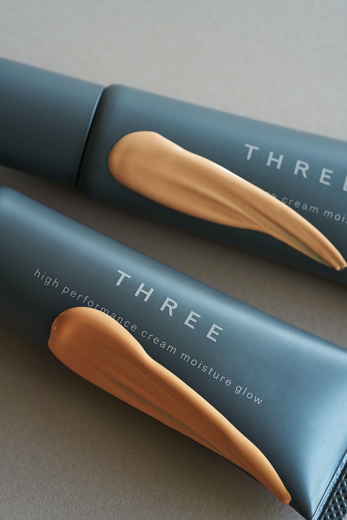 THREE晶透裸光飾底乳SPF26 / PA+++(全3色)30g，NT1,350