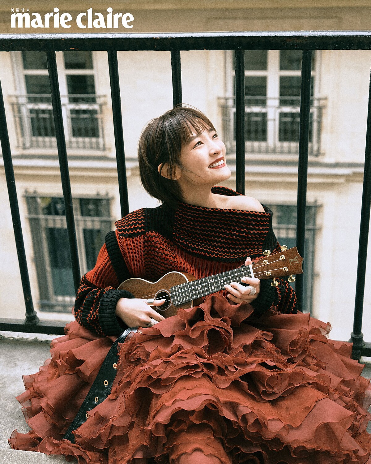 幾何風格針織上衣，多層次蛋糕裙、黑色寬版腰帶、Monogram Heritage戒指套裝、烏克麗麗，all by Louis Vuitton。