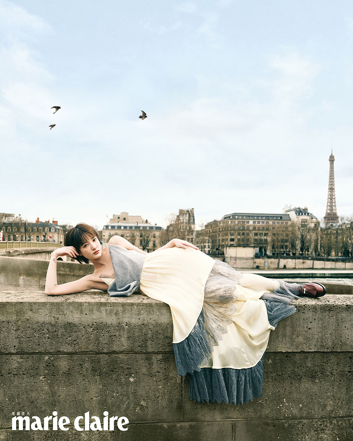 異材質拼接蕾絲平口連身裙，高跟鞋，both by Louis Vuitton。