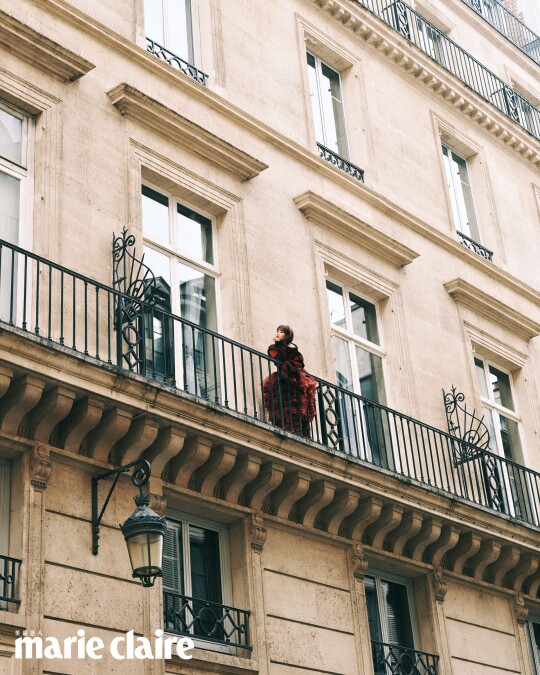 幾何風格針織上衣，多層次蛋糕裙、黑色寬版腰帶、Monogram Heritage戒指套裝、烏克麗麗，all by Louis Vuitton。