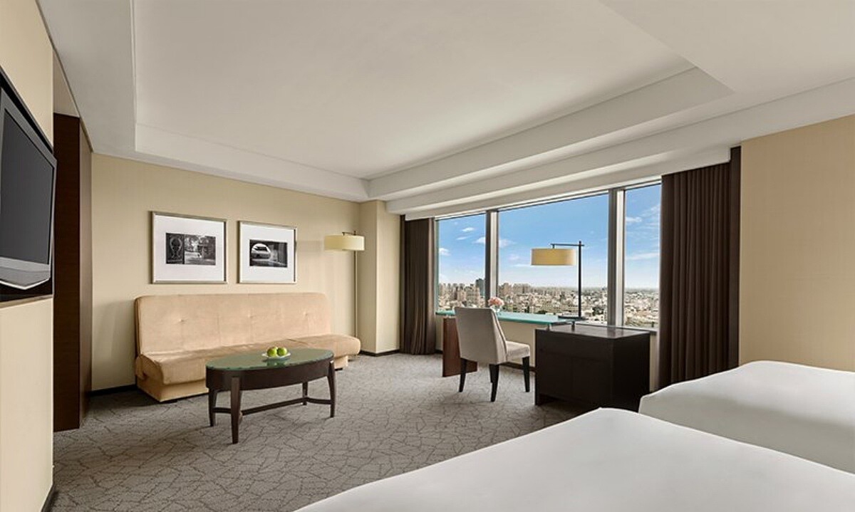 客房則延續這份「台南少見的寬闊尺度」,標準房平均十五坪以上。