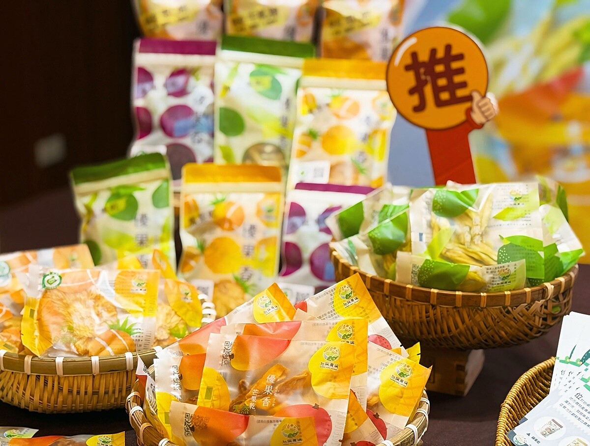 近期南台灣受風災影響,飯店與果農合作將水果製作成果乾。