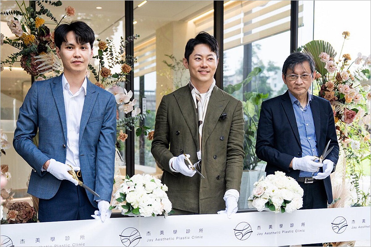 杰美學二館開幕，由周杰院長（中）與賴彥碩醫師（左）、周治剛主任（右）進行剪綵。