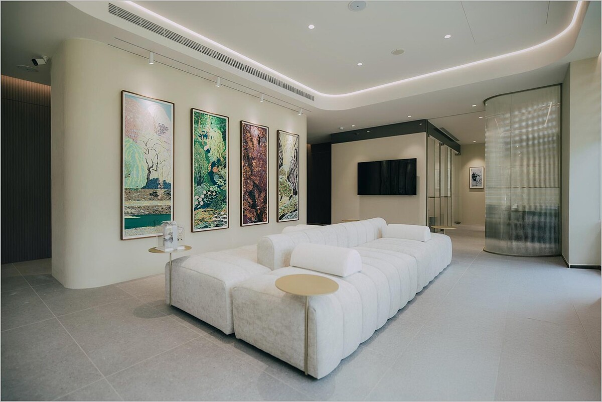 杰美學診所二館與藝術家沐冉老師合作，透過畫作將四季之美置入診所大廳。