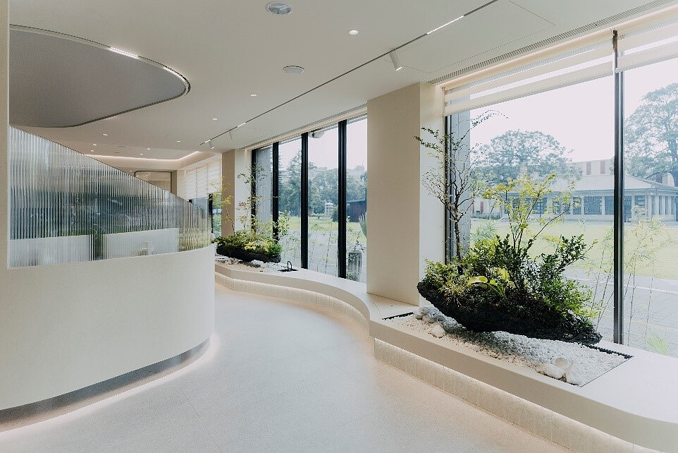 杰美學診所二館環境優美，以浮島綠植點綴空間之美。