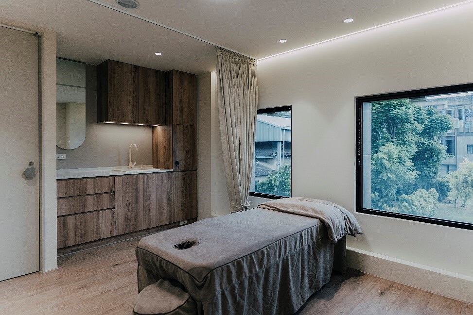 杰美學診所二館提供安靜、舒適且高隱密的個別治療空間。